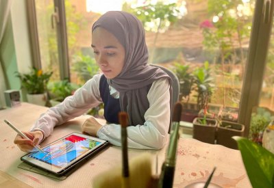 طالبة تُبدع رسوماً رقمية احتفالاً بأعياد الوطن