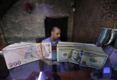 اردوغان يمنع في اللحظة الأخيرة انهيارا كاملا لليرة التركية