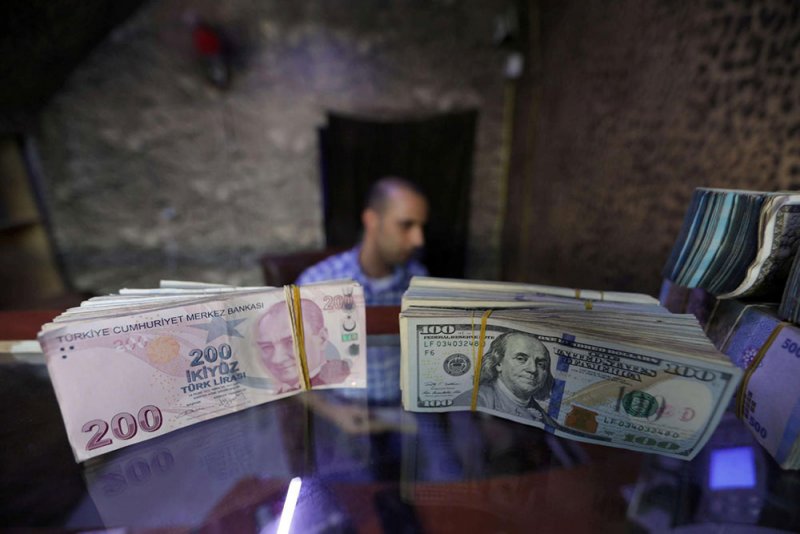 اردوغان يمنع في اللحظة الأخيرة انهيارا كاملا لليرة التركية