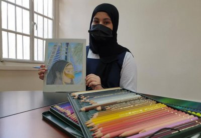 15 طالبة ثانوي يُبدعن بطاقات تهنئة وطنية ناطقة