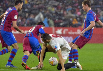 برشلونة يوقف إشبيلية ويخدم ريال مدريد