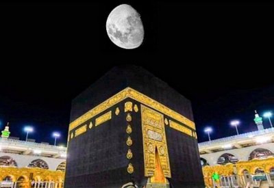 الثالث والأخير لهذا العام.. غداً الخميس القمر يتعامد على الكعبة المشرفة