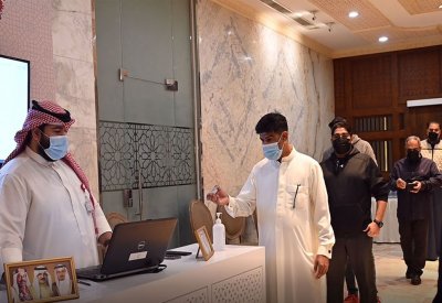 "الإسكان" تواصل توزيع شهادات التخصيص بـ"شرق سترة" وتسلّم مفاتيح "اللوزي"