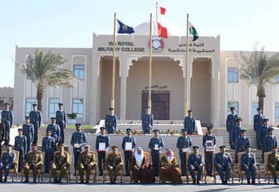 تحت رعاية جلالة الملك المفدى.. القائد العام لقوة دفاع البحرين يحضر حفل تخريج دورة مرشحي الضباط الجامعيين