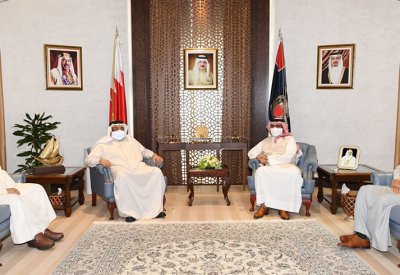 وزير الداخلية يستقبل رئيس نادي البحرين للسيارات ويشيد بالمشاركات الإقليمية المتميزة