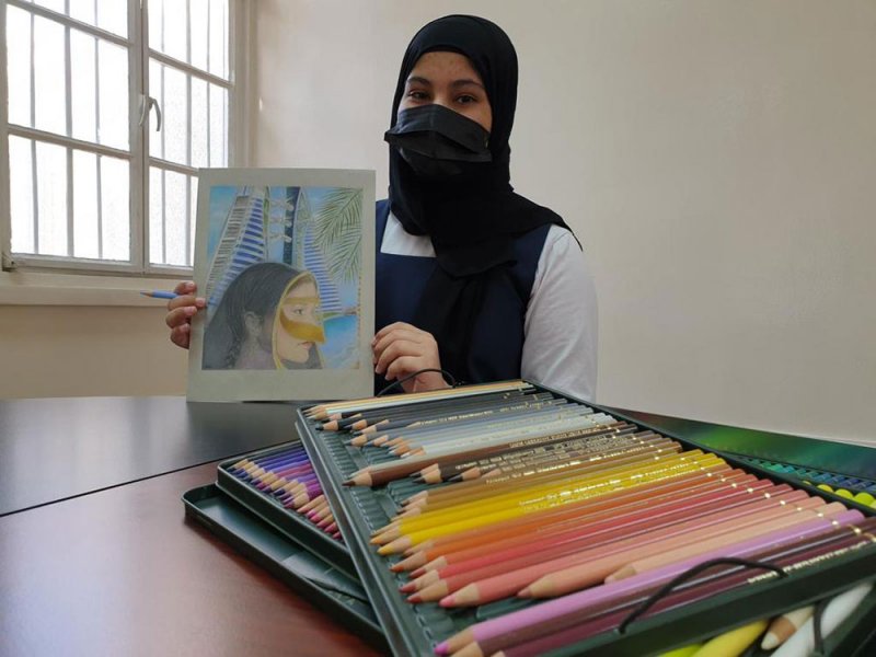 15 طالبة ثانوي يُبدعن بطاقات تهنئة وطنية ناطقة