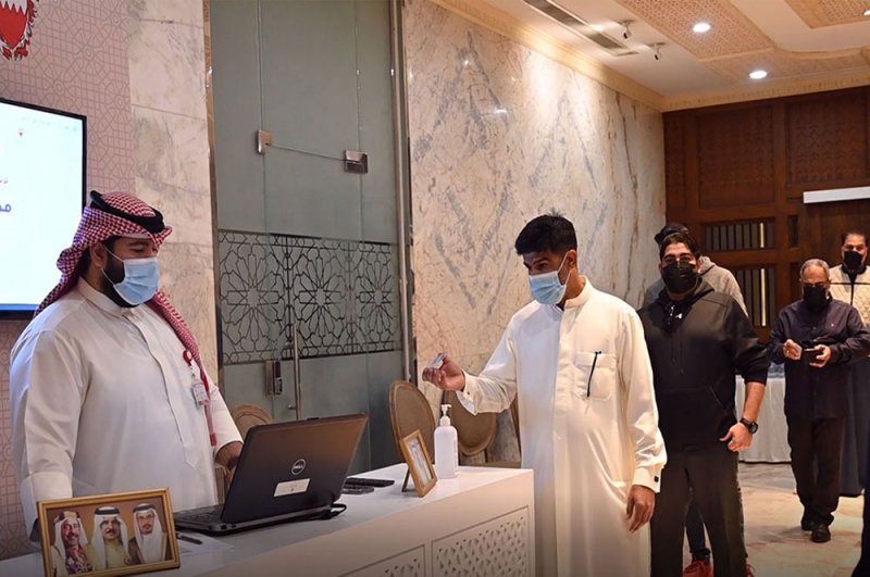 "الإسكان" تواصل توزيع شهادات التخصيص بـ"شرق سترة" وتسلّم مفاتيح "اللوزي"