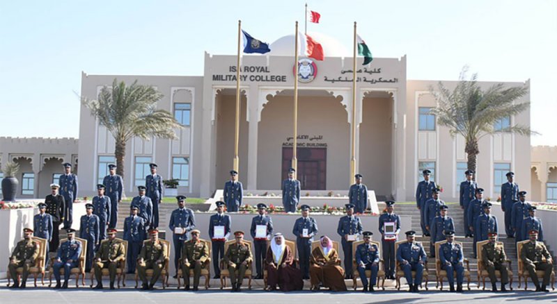تحت رعاية جلالة الملك المفدى.. القائد العام لقوة دفاع البحرين يحضر حفل تخريج دورة مرشحي الضباط الجامعيين