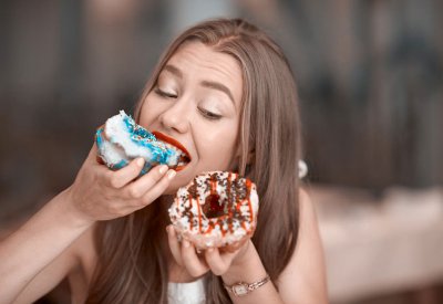 حيلة ذكية تثنيك عن تناول طعام غير صحي.. بـ30 ثانية فقط