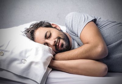 جرّبها واكتشف الفرق.. حيلة بيل غيتس للنوم بسرعة