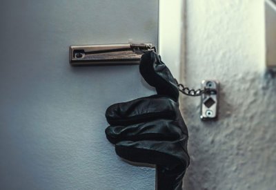 القبض على 4 آسيويين لسرقتهم محتويات منزل بقيمة 20 ألف دينار