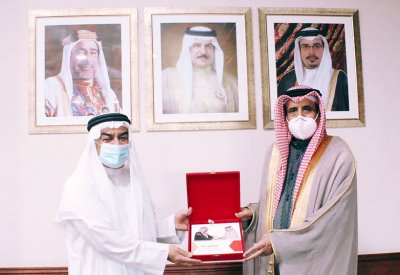 وزير التربية والتعليم يتسلم نسخة من كتاب توثيقي حول تاريخ الرياضة البحرينية