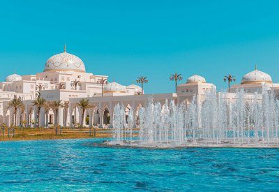 قصر الوطن: تحفة معمارية خلابة محاطة بحدائق بديعة