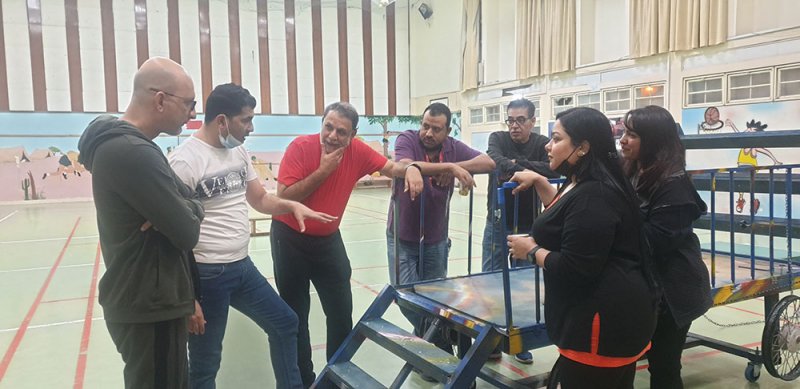 تخريف" خلق جزيرة في قلب البحر للفنان الغارق بالمشكلات