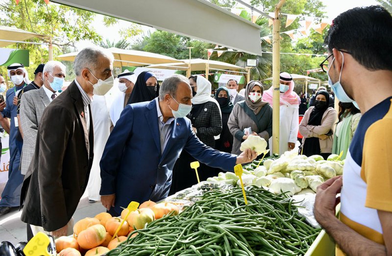 وزير البلديات يفتتح سوق المزارعين: نحتفي هذا العام بالنظم الغذائية الصحية