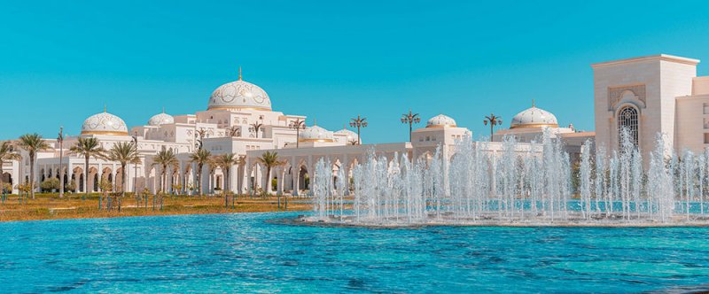 قصر الوطن: تحفة معمارية خلابة محاطة بحدائق بديعة