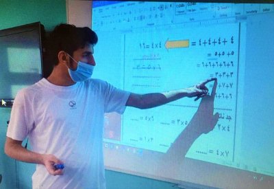 "محمد" يتجاوز الإعاقة الذهنية ويتصدر المتميزين بالمدرسة