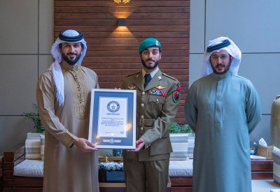 ناصر بن حمد يتسلم شهادة موسوعة غينيس من عبدالله عطية