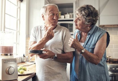 خبراء التغذية: هذا أفضل مشروب يمكن تناوله بعد سن الـ50