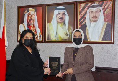 الأمين العام لمجلس التعليم العالي تتسلم نسخة من رسالة الدكتوراه للدكتورة زينب راشد سوار