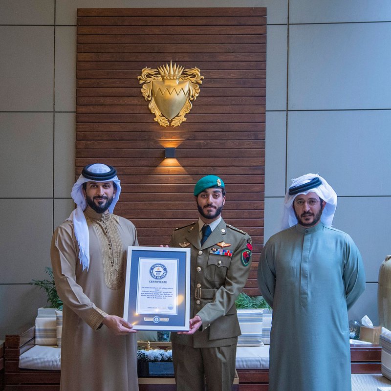 ناصر بن حمد يتسلم شهادة موسوعة غينيس من عبدالله عطية