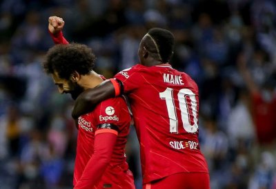 كلوب "ممتن" لقرار بقاء صلاح وماني مع ليفربول