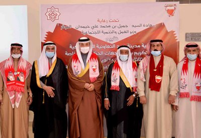 وزير العمل يكرم جهات حكومية وأهلية لمساهمتها في تنمية مدينة حمد والمجتمع