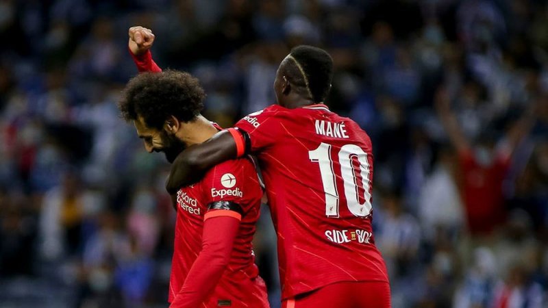 كلوب "ممتن" لقرار بقاء صلاح وماني مع ليفربول