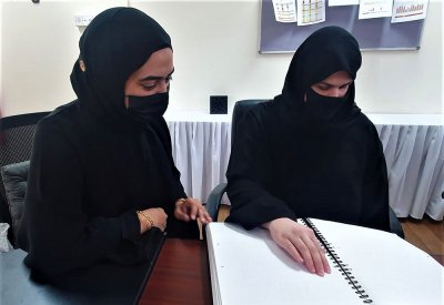 طالبة كفيفة تُترجم القصص الإنجليزية إلى لغة برايل