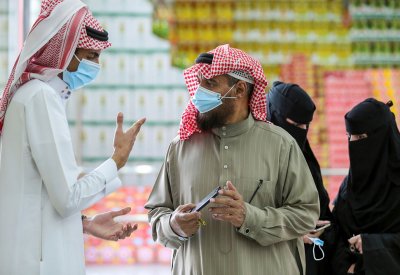 السعودية تقرر إعادة إلزامية إرتداء الكمامات والتباعد الإجتماعي في الأماكن المغلقة والمفتوحة
