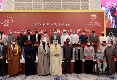 وزارة العمل تكرم العمال والرواد المتميزين في مختلف القطاعات الإنتاجية