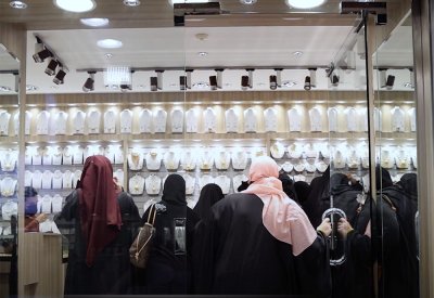 بالفيديو: غزو نسائي لمتاجر الذهب.. وهذا السبب