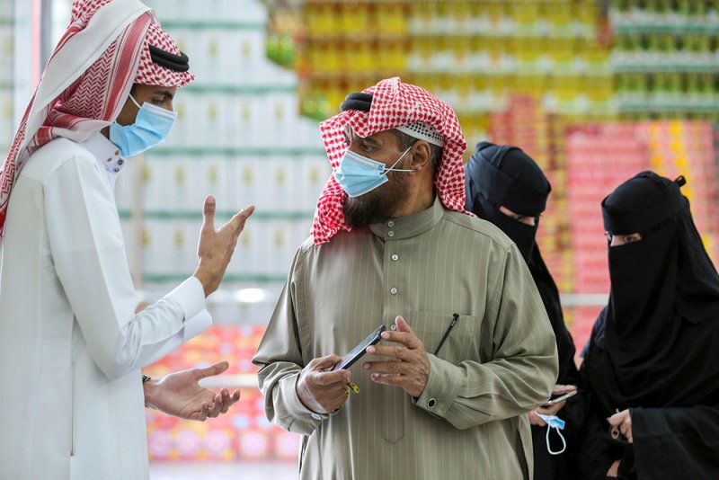 السعودية تقرر إعادة إلزامية إرتداء الكمامات والتباعد الإجتماعي في الأماكن المغلقة والمفتوحة