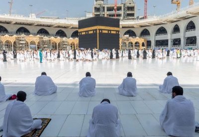 بالصور: عودة التباعد بين المصلين والمعتمرين في الحرمين