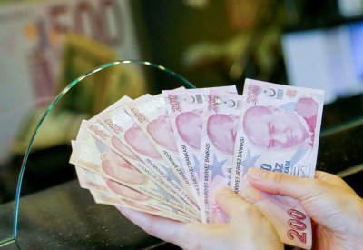 الليرة التركية تهبط إلى 12.9 مقابل الدولار مع تفاقم مخاوف المستثمرين