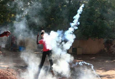 السودان.. الشرطة تواجه الاحتجاجات بقنابل الغاز والصوت