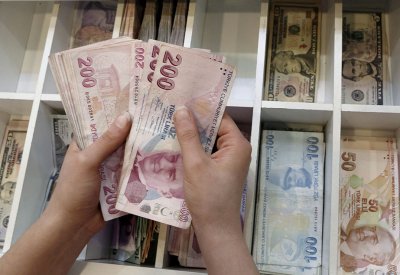 أزمة الليرة التركية تتخذ منعطفا سياسيا بعد تهديد بملاحقات قانونية