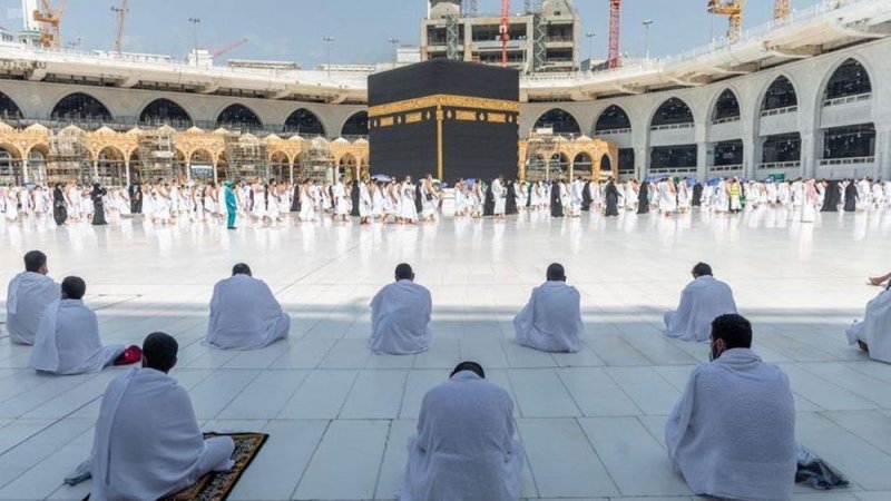 بالصور: عودة التباعد بين المصلين والمعتمرين في الحرمين