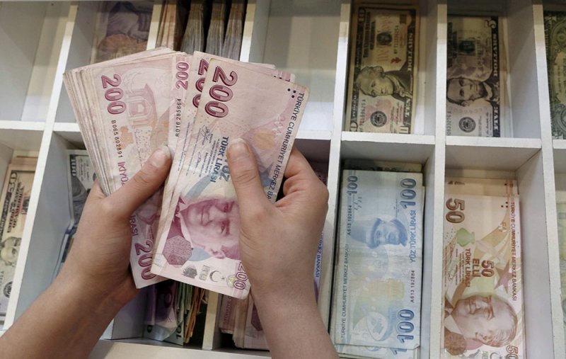 أزمة الليرة التركية تتخذ منعطفا سياسيا بعد تهديد بملاحقات قانونية