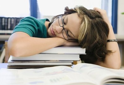 لماذا تتعرض النساء للإرهاق أكثر من زملائهن الرجال في العمل؟