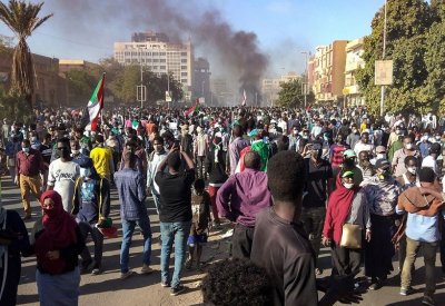 الشرطة السودانية: مقتل 4 بتظاهرات أمس وجرح 297 محتجاً و49 جندياً