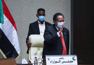 "دخلنا نفقاً مجهولاً" سياسيون يعلقون على استقالة حمدوك