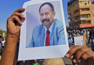 استقالته شغلت الشارع السوداني.. فمن هو حمدوك؟