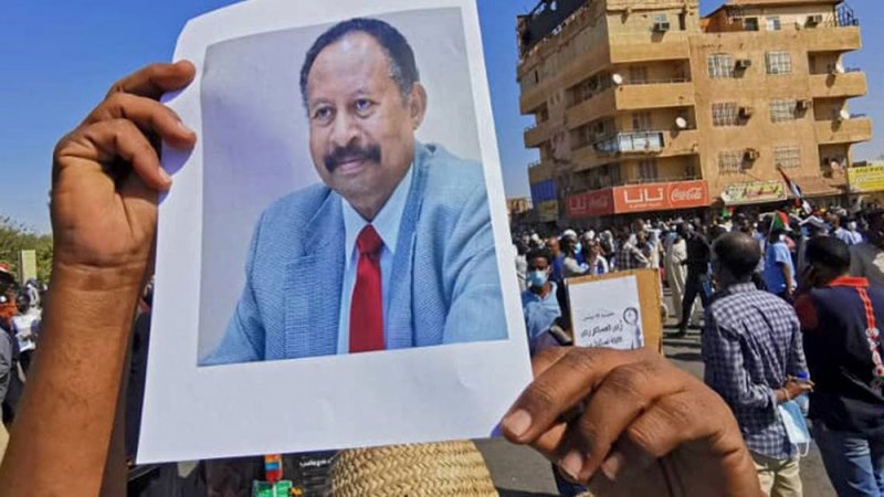 استقالته شغلت الشارع السوداني.. فمن هو حمدوك؟
