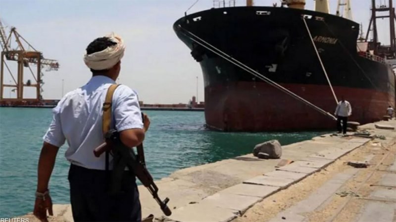 ميليشيا الحوثي تسطو على سفينة شحن قبالة الحديدة
