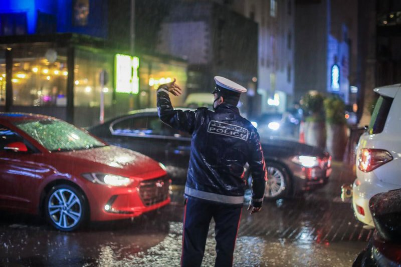 بالصور: الدفاع المدني والمرور والعمليات تباشر 610 بلاغات لمواجهة تداعيات الأمطار