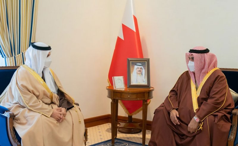 مستشار جلالة الملك للشؤون الدبلوماسية يستقبل سفير البحرين المعين لدى السعودية