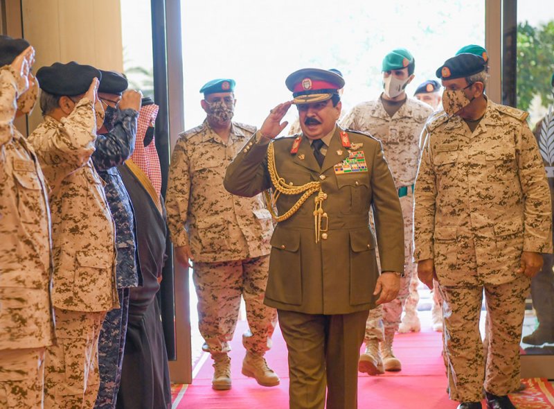 جلالة الملك المفدى القائد الأعلى يطلع على الخطط والبرامج المستقبلية لتطوير مختلف أسلحة ووحدات قوة دفاع البحرين