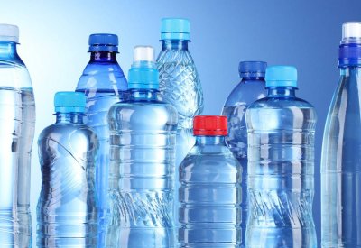 تعرف على موعد منع استيراد وتداول عبوات المياه البلاستيكية في البحرين