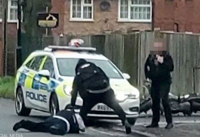 حادث مرعب بوضح النهار.. شرطيان عجزا عن حماية نفسيهما